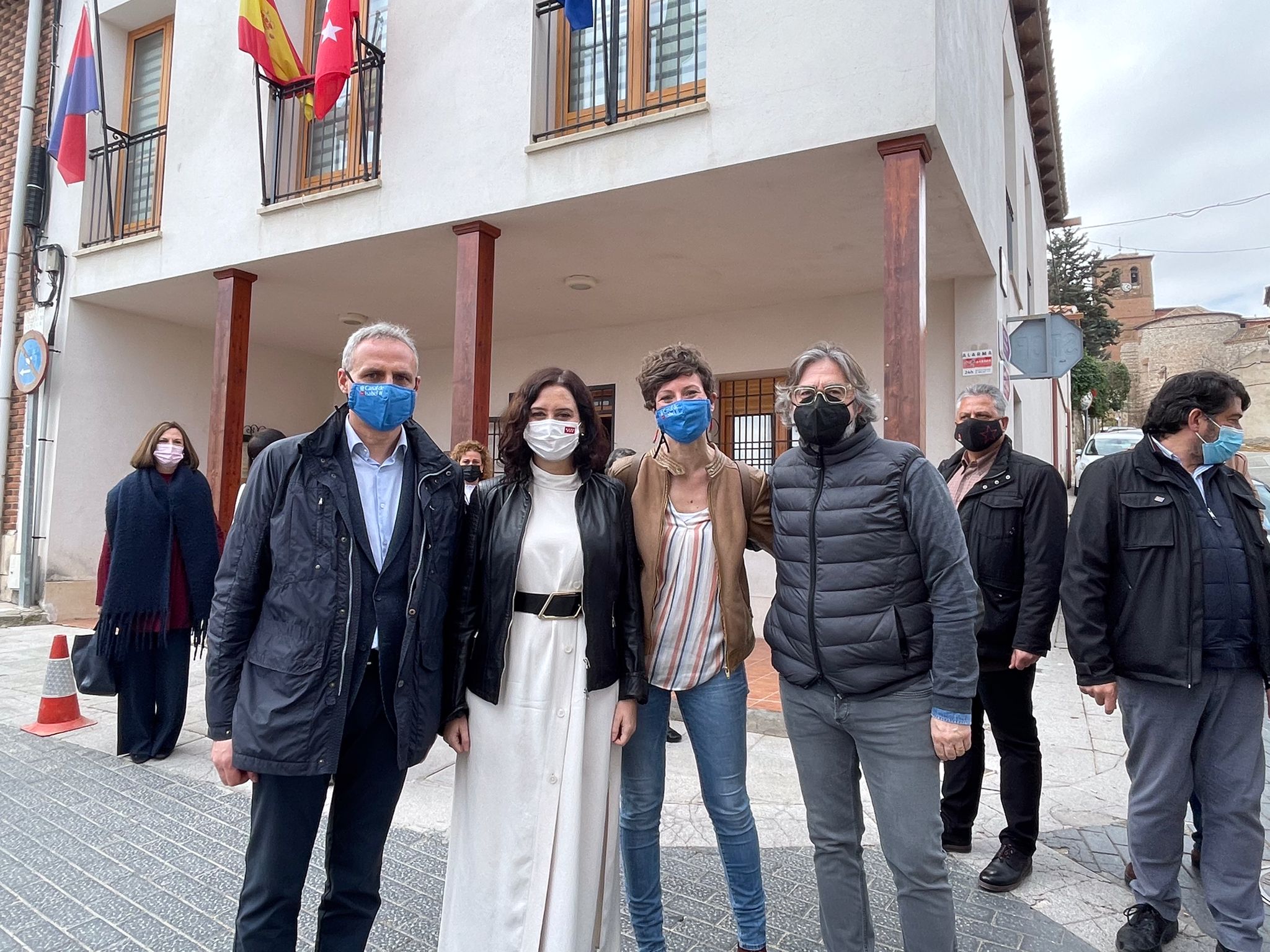 En la fotografía: La Presidenta de la Comunidad de Madrid acompañada del Gerente y el equipo del área técnica de Canal de Isabel II.